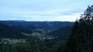 Dieses Bild zeigt eine Webcam-Aufnahme vom Achertal, aufgenommen am Mittwoch, den 03.06.2026 um 21:50 Uhr. Die Temperatur betrug 13.6°C.