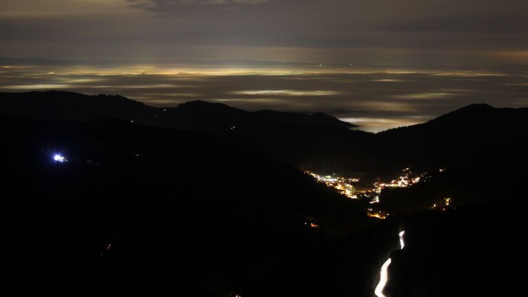 Dieses Bild zeigt eine Webcam-Aufnahme vom Achertal, aufgenommen am Dienstag, den 16.12.2025 um 19:00 Uhr. Die Temperatur betrug 4.6°C.