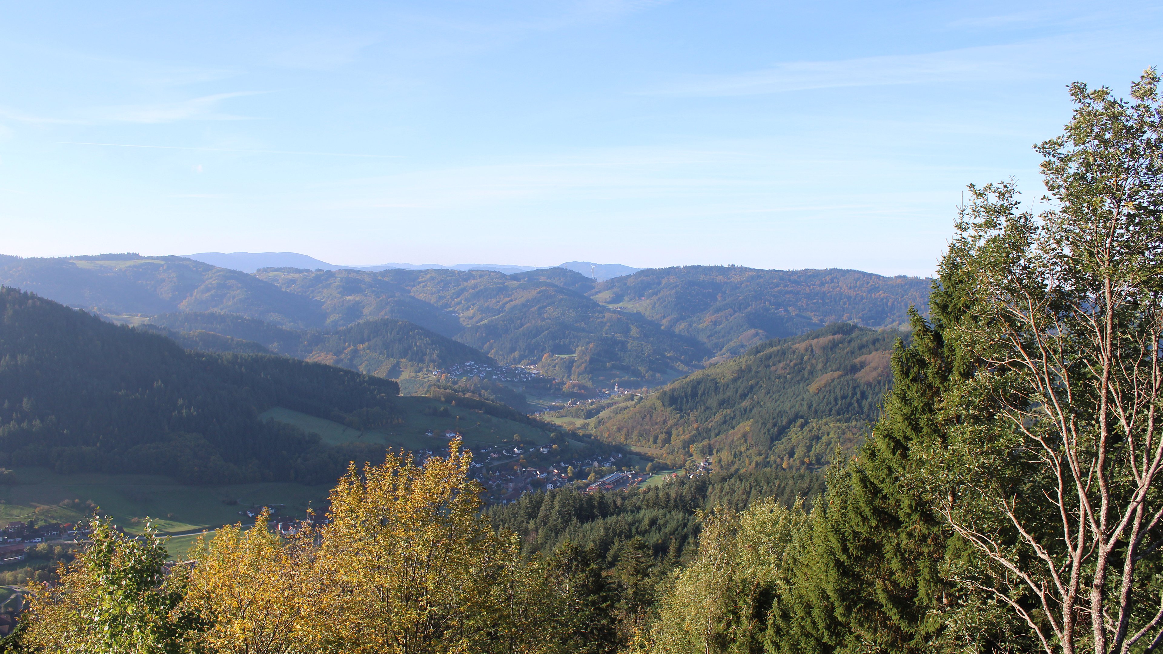 Dieses Bild zeigt eine Webcam-Aufnahme vom Achertal, aufgenommen am Donnerstag, den 29.10.2026 um 09:30 Uhr. Die Temperatur betrug 9.9°C.