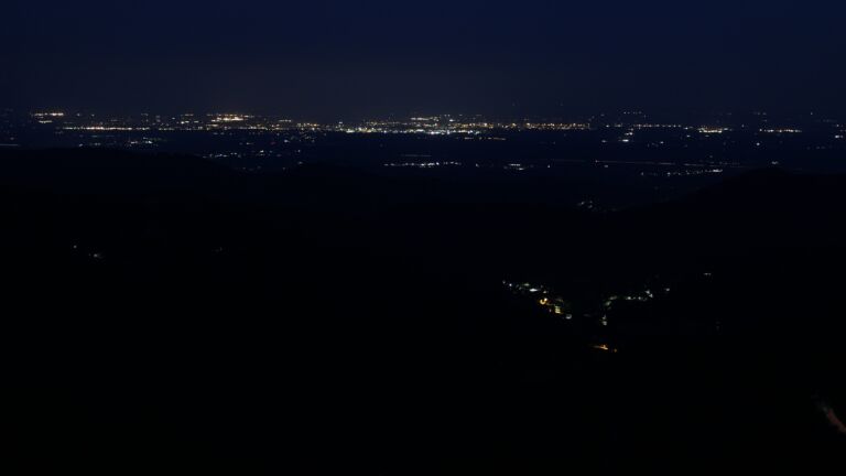 Dieses Bild zeigt eine Webcam-Aufnahme vom Achertal, aufgenommen am Freitag, den 20.06.2025 um 04:00 Uhr. Die Temperatur betrug 13.8°C.