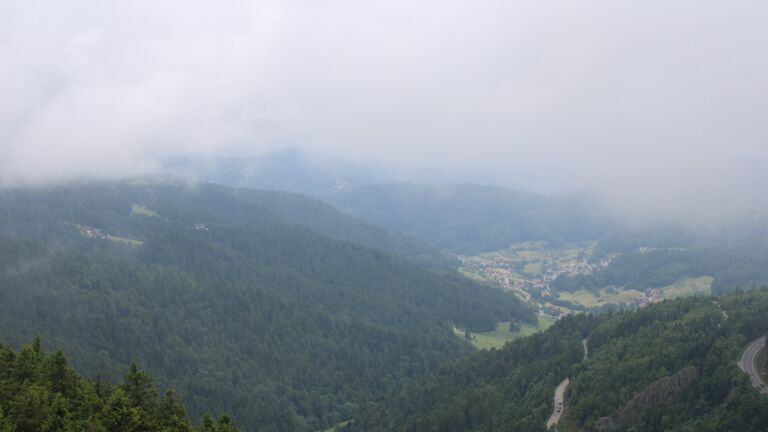 Dieses Bild zeigt eine Webcam-Aufnahme vom Achertal, aufgenommen am Montag, den 02.06.2025 um 12:00 Uhr. Die Temperatur betrug 15.7°C.