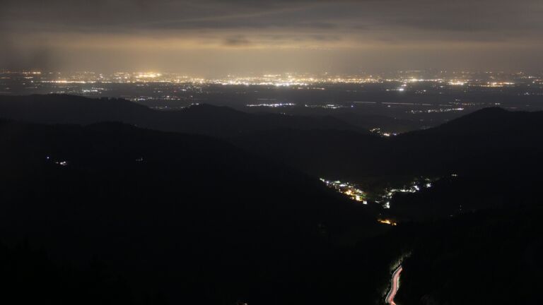 Dieses Bild zeigt eine Webcam-Aufnahme vom Achertal, aufgenommen am Montag, den 05.05.2025 um 22:40 Uhr. Die Temperatur betrug 3°C.