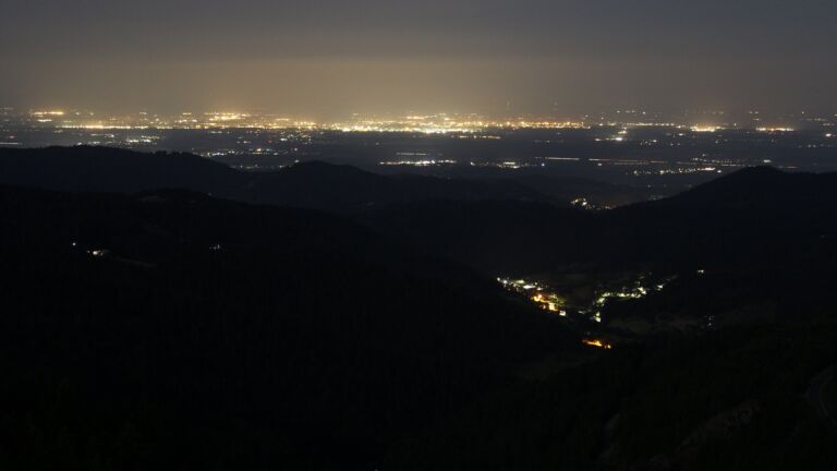 Dieses Bild zeigt eine Webcam-Aufnahme vom Achertal, aufgenommen am Mittwoch, den 18.06.2025 um 03:30 Uhr. Die Temperatur betrug 15.6°C.