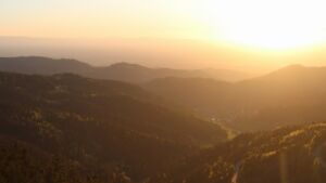 Dieses Bild zeigt eine Webcam-Aufnahme vom Achertal, aufgenommen am Freitag, den 24.04.2026 um 20:10 Uhr. Die Temperatur betrug 12.3°C.