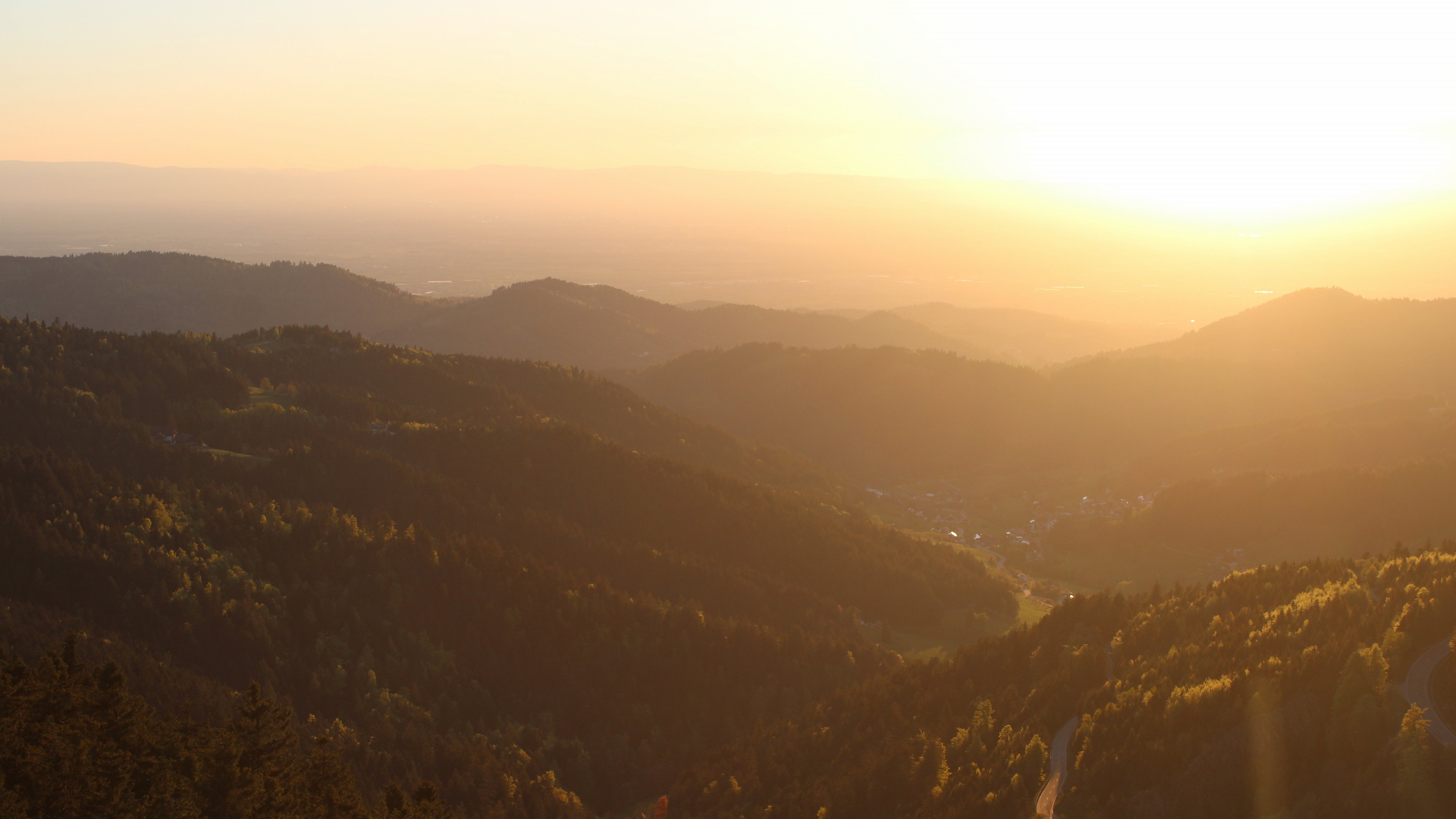 Dieses Bild zeigt eine Webcam-Aufnahme vom Achertal, aufgenommen am Freitag, den 24.04.2026 um 20:10 Uhr. Die Temperatur betrug 12.3°C.