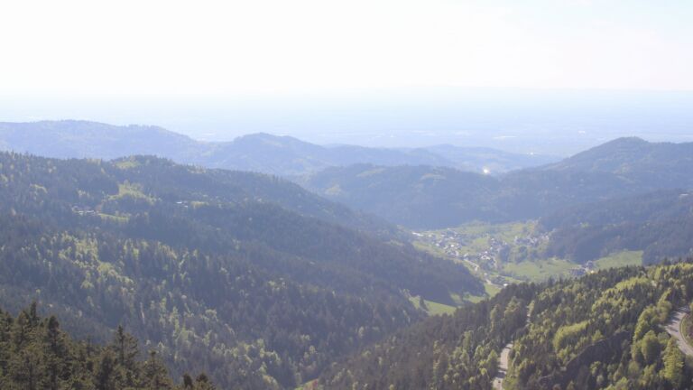 Dieses Bild zeigt eine Webcam-Aufnahme vom Achertal, aufgenommen am Sonntag, den 26.04.2026 um 17:30 Uhr. Die Temperatur betrug 14.5°C.