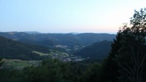 Dieses Bild zeigt eine Webcam-Aufnahme vom Achertal, aufgenommen am Donnerstag, den 09.07.2026 um 22:00 Uhr. Die Temperatur betrug 21.6°C.