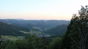 Dieses Bild zeigt eine Webcam-Aufnahme vom Achertal, aufgenommen am Montag, den 27.07.2026 um 21:00 Uhr. Die Temperatur betrug 18.2°C.