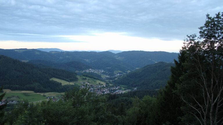Dieses Bild zeigt eine Webcam-Aufnahme vom Achertal, aufgenommen am Sonntag, den 05.07.2026 um 06:00 Uhr. Die Temperatur betrug 17.5°C.