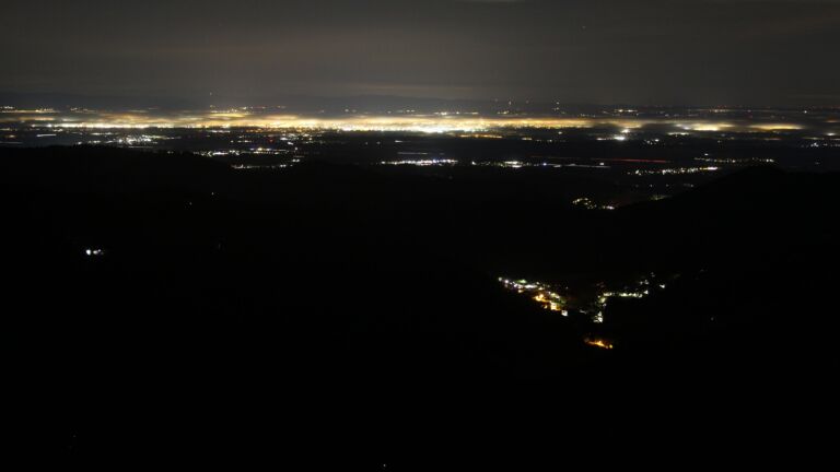 Dieses Bild zeigt eine Webcam-Aufnahme vom Achertal, aufgenommen am Sonntag, den 16.11.2025 um 05:00 Uhr. Die Temperatur betrug 7.2°C.