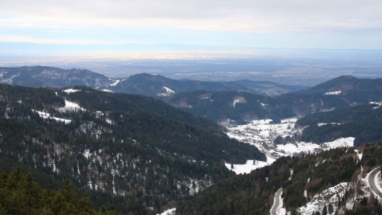 Dieses Bild zeigt eine Webcam-Aufnahme vom Achertal, aufgenommen am Dienstag, den 13.01.2026 um 09:50 Uhr. Die Temperatur betrug 5.6°C.