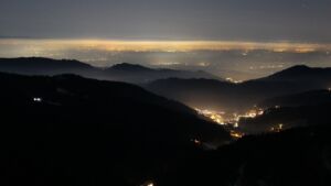 Dieses Bild zeigt eine Webcam-Aufnahme vom Achertal, aufgenommen am Samstag, den 27.12.2025 um 21:30 Uhr. Die Temperatur betrug 3.9°C.