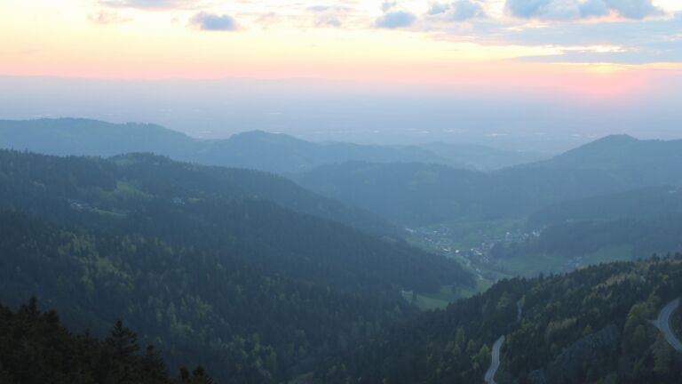 Dieses Bild zeigt eine Webcam-Aufnahme vom Achertal, aufgenommen am Dienstag, den 21.04.2026 um 20:20 Uhr. Die Temperatur betrug 2.8°C.