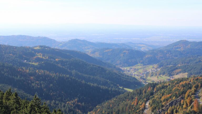 Dieses Bild zeigt eine Webcam-Aufnahme vom Achertal, aufgenommen am Samstag, den 18.10.2025 um 15:20 Uhr. Die Temperatur betrug 8°C.