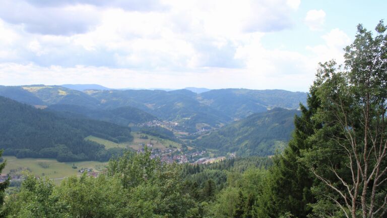 Dieses Bild zeigt eine Webcam-Aufnahme vom Achertal, aufgenommen am Montag, den 27.07.2026 um 13:40 Uhr. Die Temperatur betrug 20.9°C.