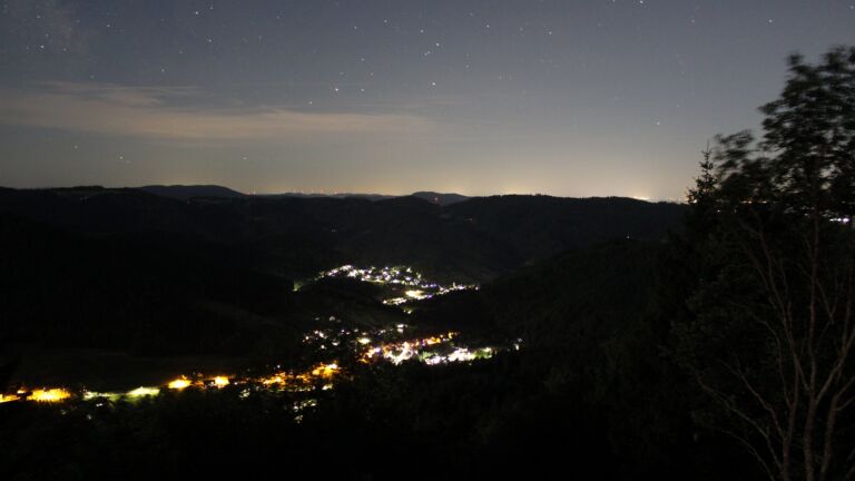 Dieses Bild zeigt eine Webcam-Aufnahme vom Achertal, aufgenommen am Dienstag, den 07.07.2026 um 01:30 Uhr. Die Temperatur betrug 21.2°C.