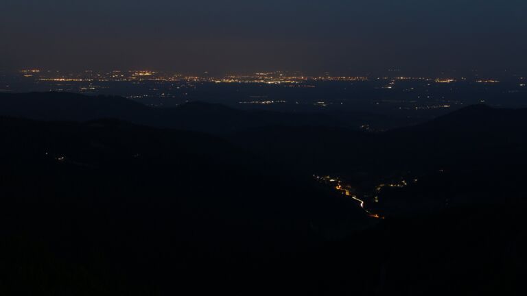 Dieses Bild zeigt eine Webcam-Aufnahme vom Achertal, aufgenommen am Donnerstag, den 12.06.2025 um 04:10 Uhr. Die Temperatur betrug 12.2°C.