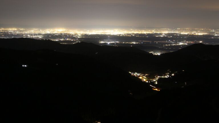 Dieses Bild zeigt eine Webcam-Aufnahme vom Achertal, aufgenommen am Mittwoch, den 12.11.2025 um 19:30 Uhr. Die Temperatur betrug 12°C.