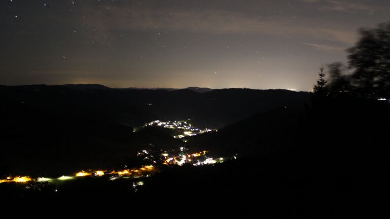 Dieses Bild zeigt eine Webcam-Aufnahme vom Achertal, aufgenommen am Dienstag, den 21.07.2026 um 01:30 Uhr. Die Temperatur betrug 12.7°C.