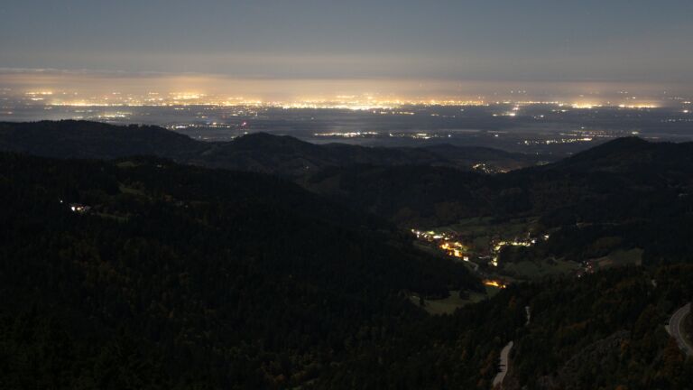 Dieses Bild zeigt eine Webcam-Aufnahme vom Achertal, aufgenommen am Freitag, den 10.10.2025 um 03:30 Uhr. Die Temperatur betrug 9.1°C.