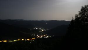 Dieses Bild zeigt eine Webcam-Aufnahme vom Achertal, aufgenommen am Montag, den 25.05.2026 um 00:30 Uhr. Die Temperatur betrug 21.3°C.