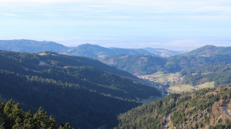 Dieses Bild zeigt eine Webcam-Aufnahme vom Achertal, aufgenommen am Dienstag, den 02.12.2025 um 13:00 Uhr. Die Temperatur betrug 6.7°C.