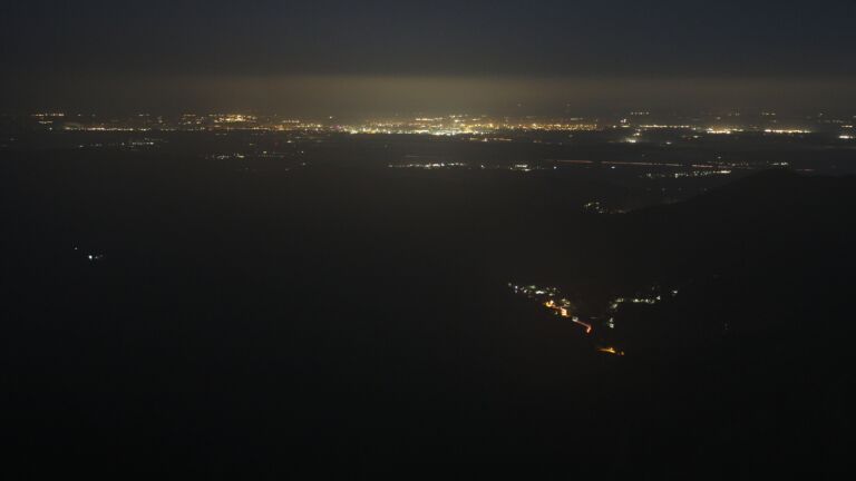 Dieses Bild zeigt eine Webcam-Aufnahme vom Achertal, aufgenommen am Mittwoch, den 15.10.2025 um 04:30 Uhr. Die Temperatur betrug 4.9°C.
