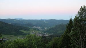 Dieses Bild zeigt eine Webcam-Aufnahme vom Achertal, aufgenommen am Freitag, den 22.05.2026 um 05:30 Uhr. Die Temperatur betrug 15.5°C.