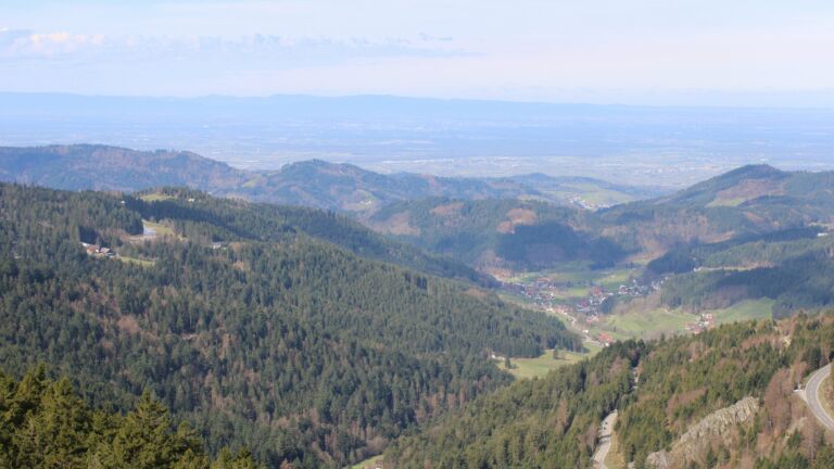 Dieses Bild zeigt eine Webcam-Aufnahme vom Achertal, aufgenommen am Sonntag, den 05.04.2026 um 11:00 Uhr. Die Temperatur betrug 12°C.