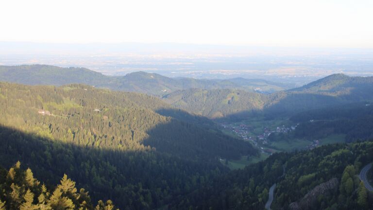 Dieses Bild zeigt eine Webcam-Aufnahme vom Achertal, aufgenommen am Montag, den 27.04.2026 um 07:10 Uhr. Die Temperatur betrug 14.5°C.