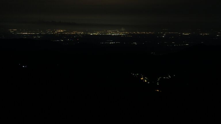 Dieses Bild zeigt eine Webcam-Aufnahme vom Achertal, aufgenommen am Samstag, den 26.07.2025 um 04:30 Uhr. Die Temperatur betrug 14.1°C.