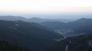 Dieses Bild zeigt eine Webcam-Aufnahme vom Achertal, aufgenommen am Freitag, den 27.02.2026 um 18:30 Uhr. Die Temperatur betrug 13.1°C.