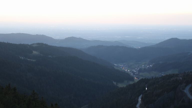 Dieses Bild zeigt eine Webcam-Aufnahme vom Achertal, aufgenommen am Freitag, den 27.02.2026 um 18:30 Uhr. Die Temperatur betrug 13.1°C.