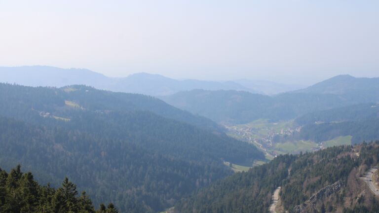 Dieses Bild zeigt eine Webcam-Aufnahme vom Achertal, aufgenommen am Sonntag, den 22.03.2026 um 14:00 Uhr. Die Temperatur betrug 6°C.