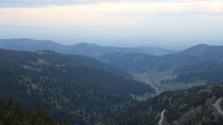 Dieses Bild zeigt eine Webcam-Aufnahme vom Achertal, aufgenommen am Sonntag, den 19.04.2026 um 07:10 Uhr. Die Temperatur betrug 10.3°C.