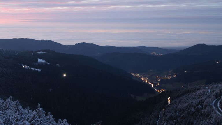 Dieses Bild zeigt eine Webcam-Aufnahme vom Achertal, aufgenommen am Donnerstag, den 27.11.2025 um 17:20 Uhr. Die Temperatur betrug -2.4°C.