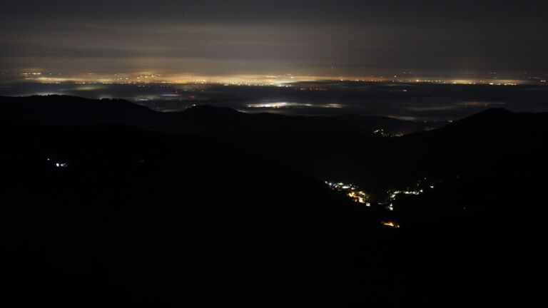 Dieses Bild zeigt eine Webcam-Aufnahme vom Achertal, aufgenommen am Mittwoch, den 01.10.2025 um 02:30 Uhr. Die Temperatur betrug 5.6°C.