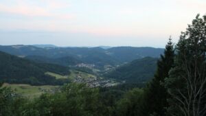 Dieses Bild zeigt eine Webcam-Aufnahme vom Achertal, aufgenommen am Montag, den 13.07.2026 um 21:30 Uhr. Die Temperatur betrug 26.6°C.
