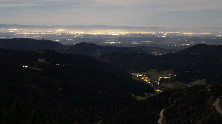 Dieses Bild zeigt eine Webcam-Aufnahme vom Achertal, aufgenommen am Mittwoch, den 05.11.2025 um 02:00 Uhr. Die Temperatur betrug 10.1°C.