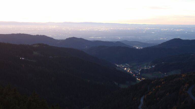 Dieses Bild zeigt eine Webcam-Aufnahme vom Achertal, aufgenommen am Dienstag, den 04.11.2025 um 17:40 Uhr. Die Temperatur betrug 10.9°C.