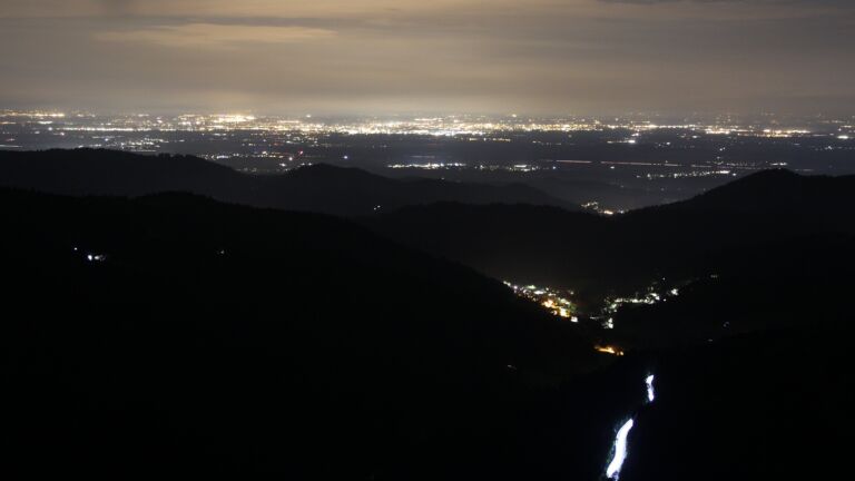 Dieses Bild zeigt eine Webcam-Aufnahme vom Achertal, aufgenommen am Dienstag, den 30.09.2025 um 22:00 Uhr. Die Temperatur betrug 7.2°C.