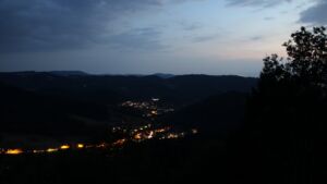 Dieses Bild zeigt eine Webcam-Aufnahme vom Achertal, aufgenommen am Samstag, den 15.08.2026 um 21:30 Uhr. Die Temperatur betrug 27.8°C.