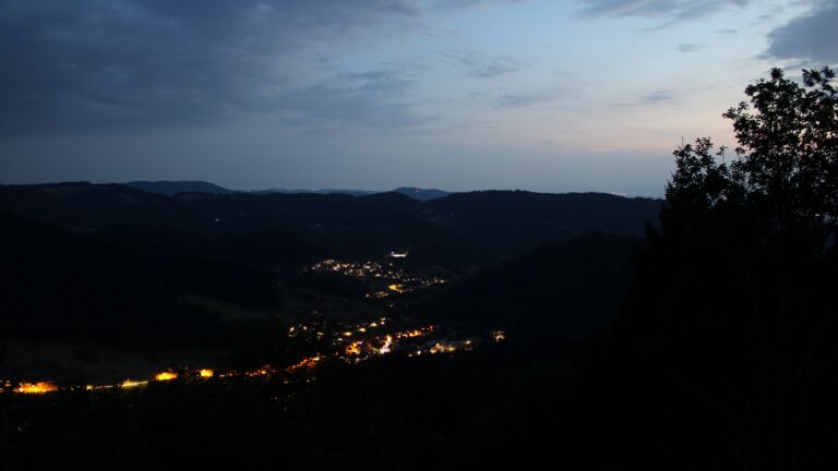 Dieses Bild zeigt eine Webcam-Aufnahme vom Achertal, aufgenommen am Samstag, den 15.08.2026 um 21:30 Uhr. Die Temperatur betrug 27.8°C.