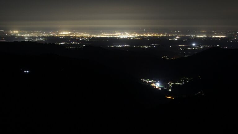 Dieses Bild zeigt eine Webcam-Aufnahme vom Achertal, aufgenommen am Freitag, den 17.04.2026 um 02:30 Uhr. Die Temperatur betrug 10.3°C.