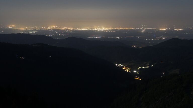Dieses Bild zeigt eine Webcam-Aufnahme vom Achertal, aufgenommen am Donnerstag, den 15.05.2025 um 03:10 Uhr. Die Temperatur betrug 10.9°C.