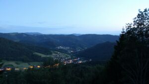 Dieses Bild zeigt eine Webcam-Aufnahme vom Achertal, aufgenommen am Freitag, den 05.06.2026 um 22:10 Uhr. Die Temperatur betrug 12.5°C.