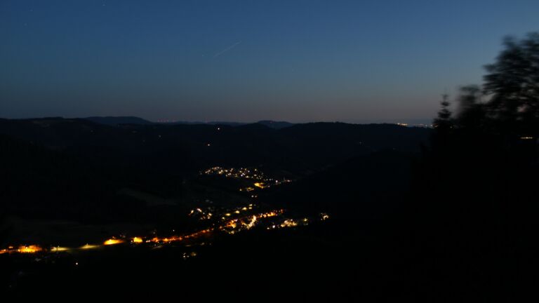 Dieses Bild zeigt eine Webcam-Aufnahme vom Achertal, aufgenommen am Sonntag, den 12.07.2026 um 22:40 Uhr. Die Temperatur betrug 23.1°C.