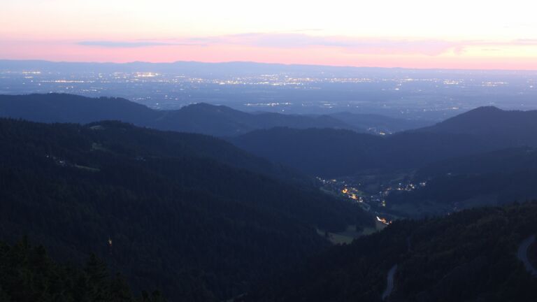 Dieses Bild zeigt eine Webcam-Aufnahme vom Achertal, aufgenommen am Freitag, den 11.07.2025 um 22:20 Uhr. Die Temperatur betrug 13.9°C.