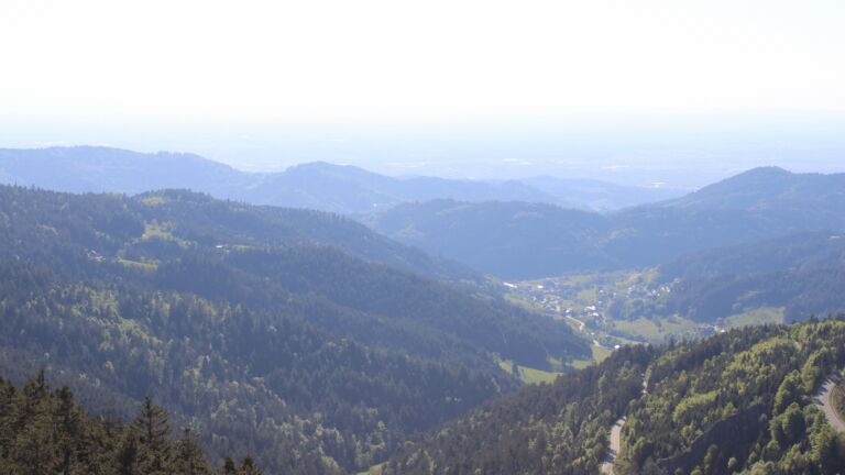 Dieses Bild zeigt eine Webcam-Aufnahme vom Achertal, aufgenommen am Samstag, den 10.05.2025 um 18:10 Uhr. Die Temperatur betrug 14.9°C.