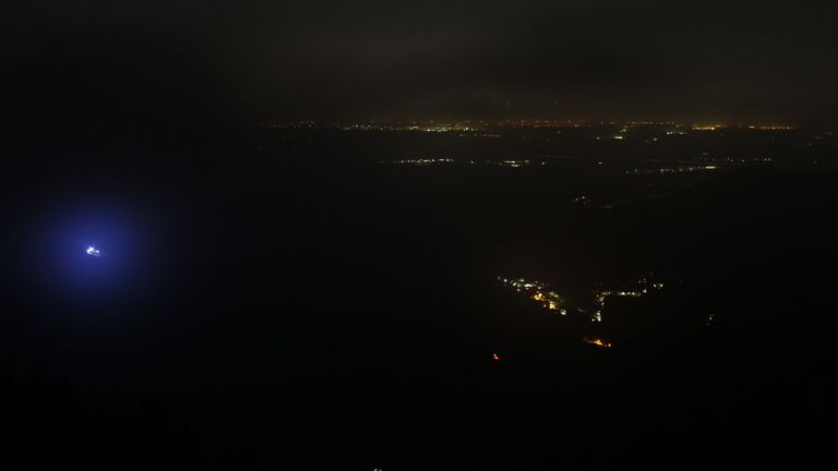 Dieses Bild zeigt eine Webcam-Aufnahme vom Achertal, aufgenommen am Donnerstag, den 18.12.2025 um 02:30 Uhr. Die Temperatur betrug 4.7°C.